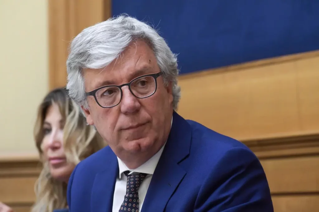 Paolo Siani presenta il libro sul cyberbullismo a Napoli