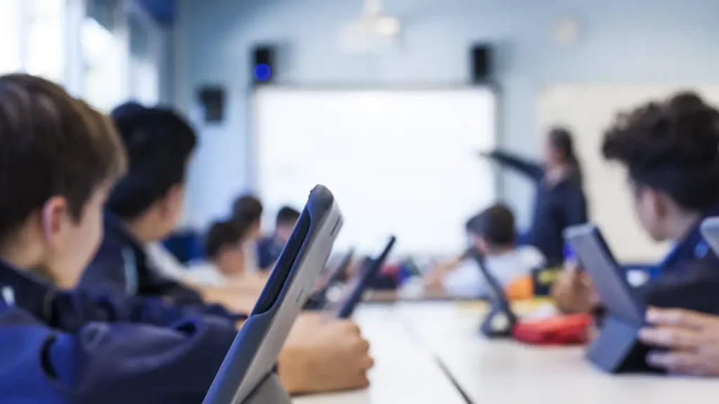 Studenti al computer a scuola