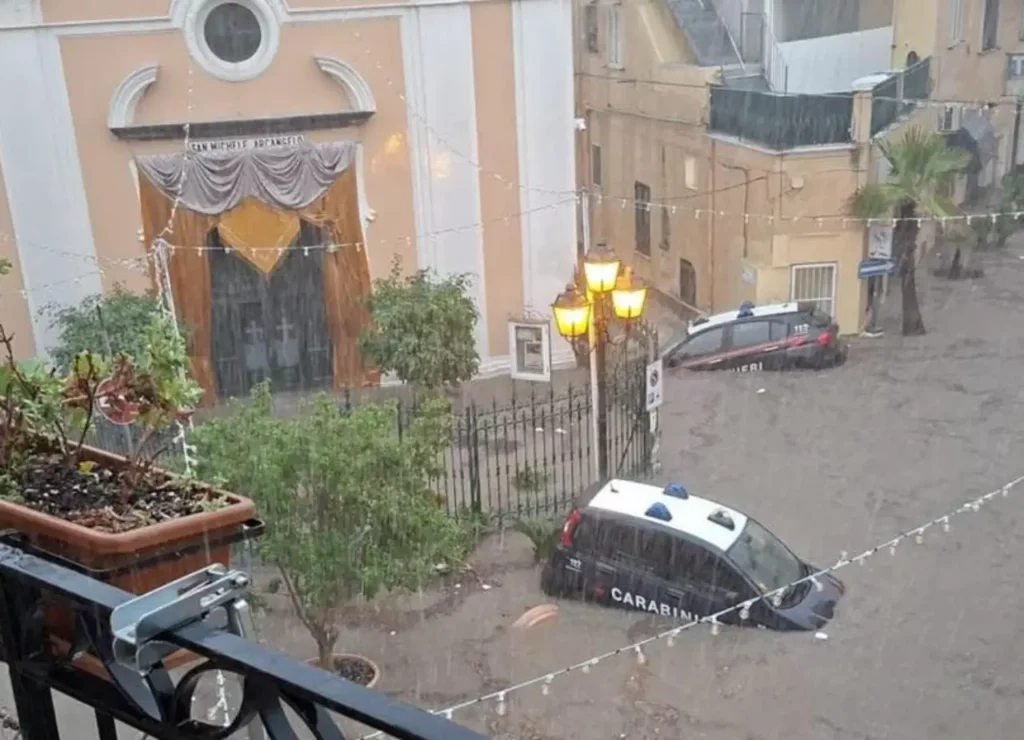 Strade allagate a Forio d’Ischia con auto trascinate dal nubifragio
