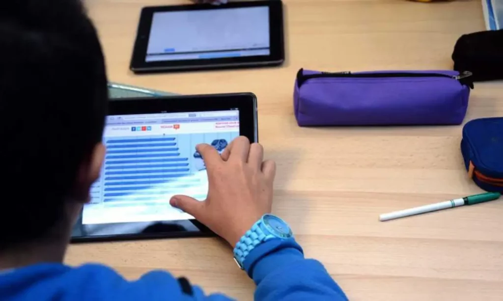 Uno studente col tablet a scuola