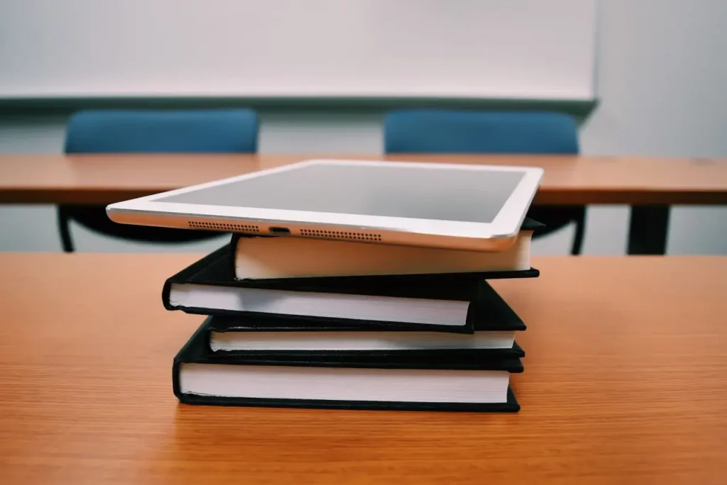 Un tablet e dei libri scolastici