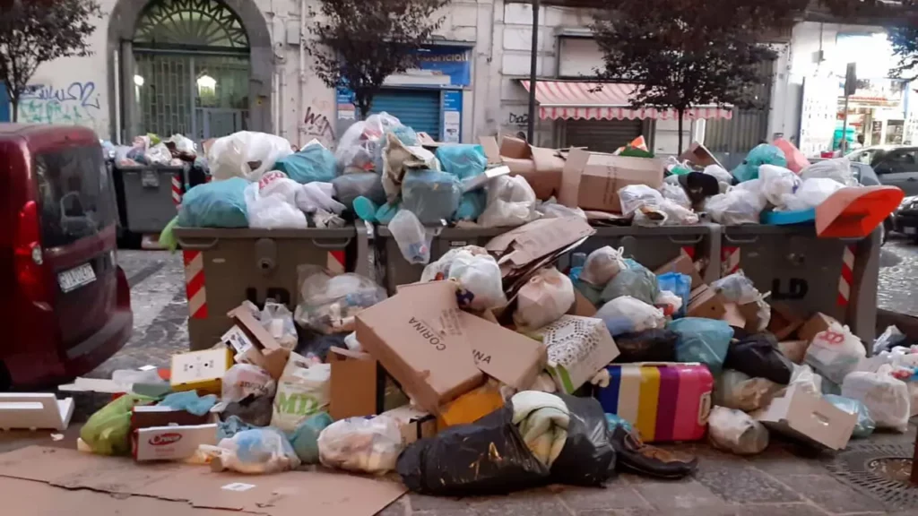 rifiuti in strada