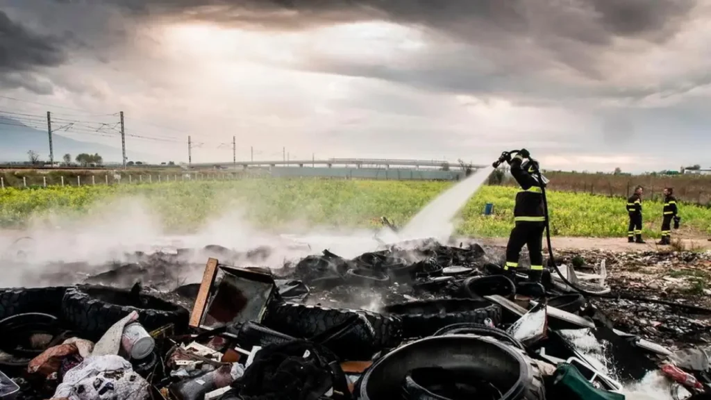 vigile del fuoco che spegne un incendio