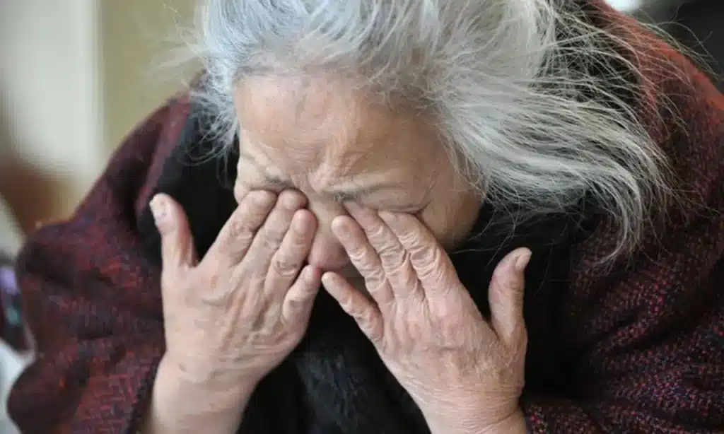 pietre contro casa anziana
