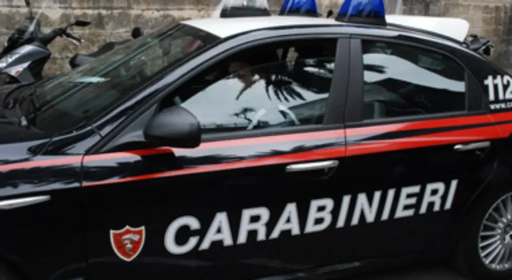 carabinieri durante un'operazione