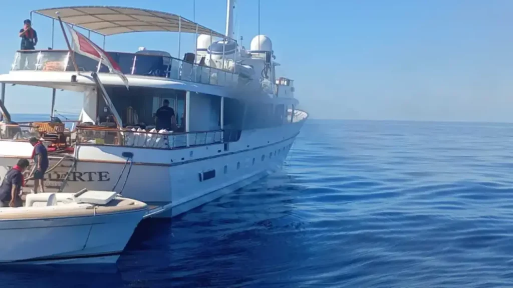 incendio yacht Agropoli