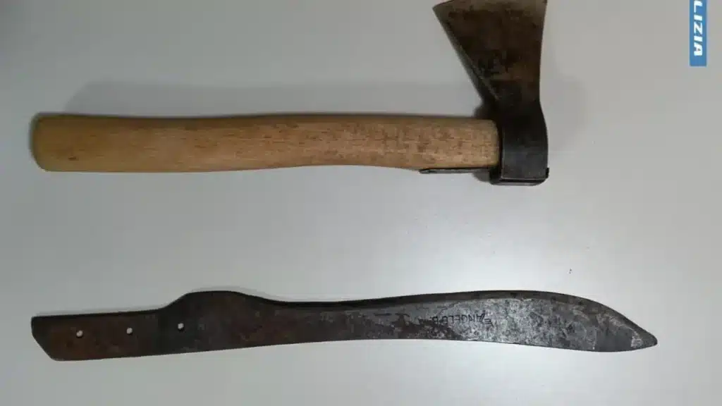 uomo con ascia e machete Caserta