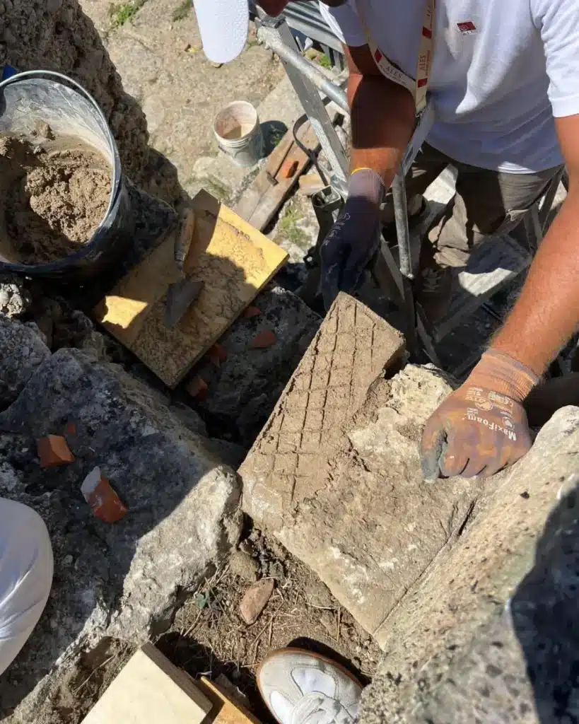 Operai a lavoro per il restauro di Porta Marina Sud a Velia