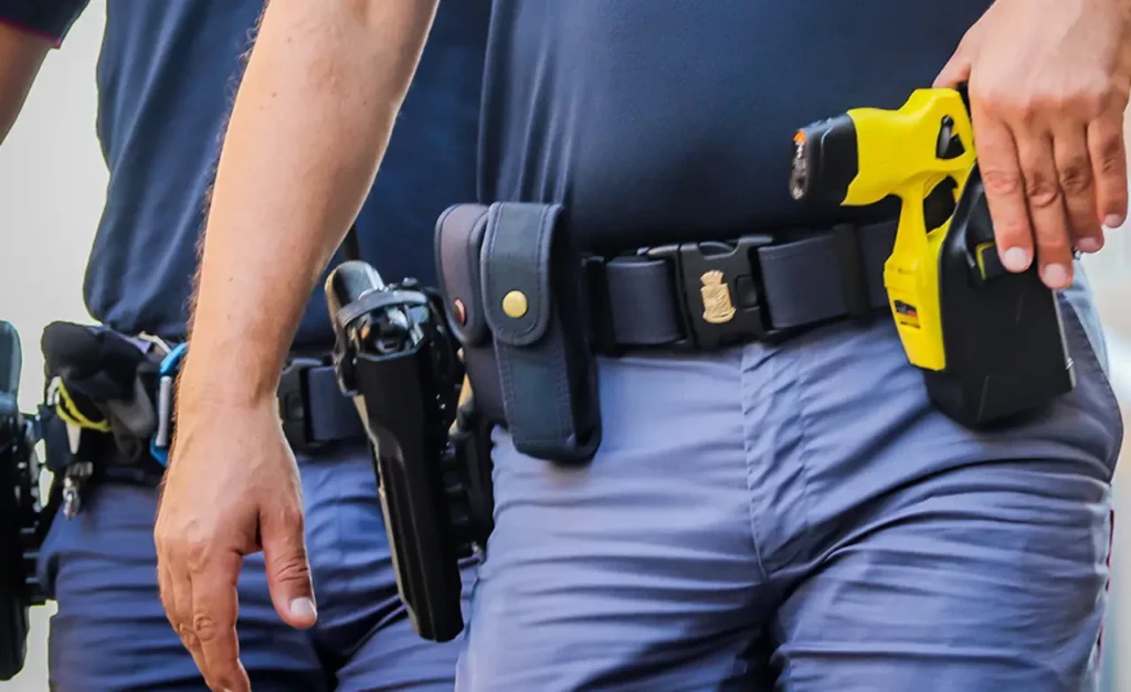 Agente col taser