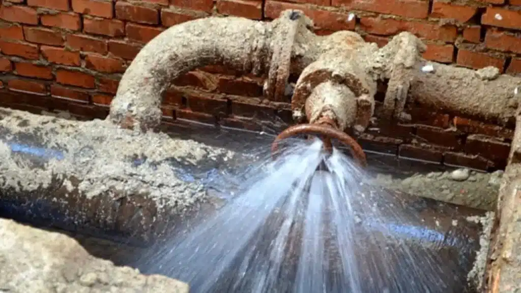 Una valvola che perde acqua