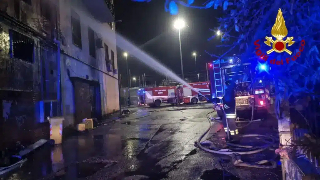 incendio magazzino Napoli