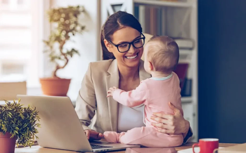 Una mamma lavoratrice con la propria figlia
