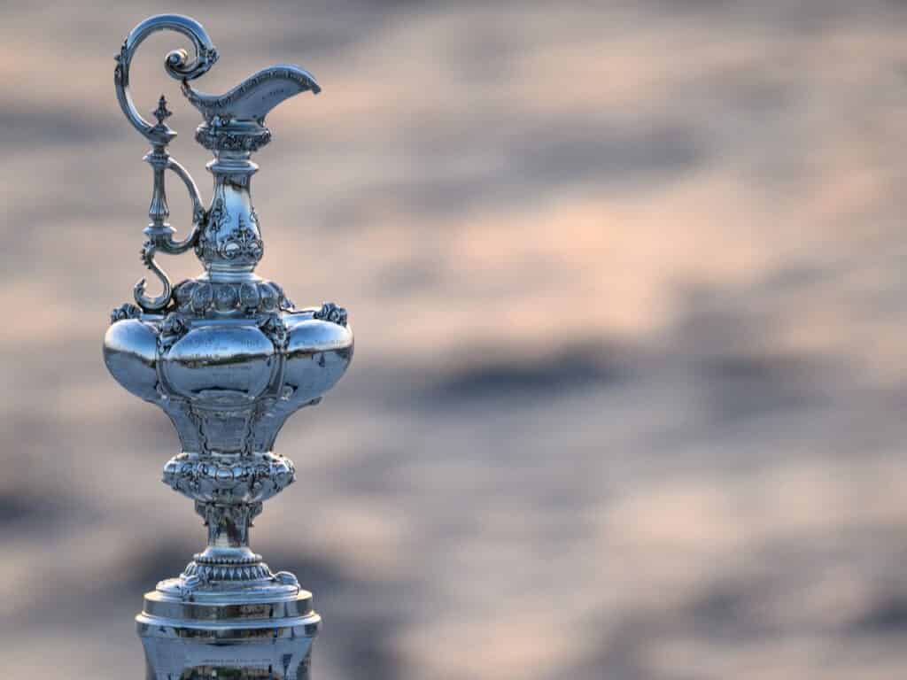 La coppa america "America's Cup" con il mare sullo sfondo