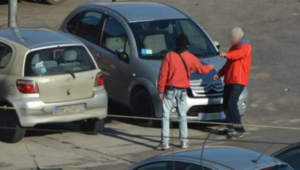 Napoli Vomero parcheggiatore abusivo
