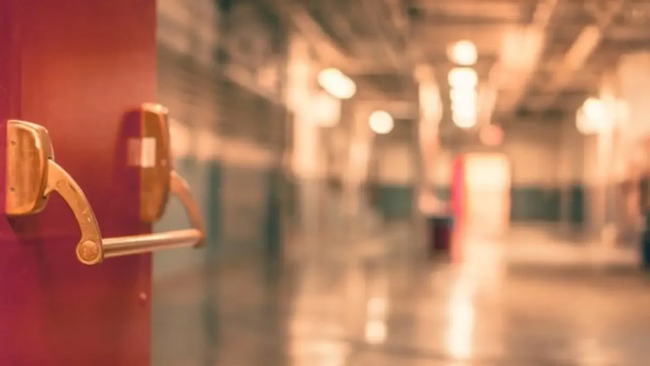 Studentessa in coma bocciata per troppe assenze a Battipaglia, la scuola applica la normativa e scoppia il caso: interviene l’Ufficio scolastico