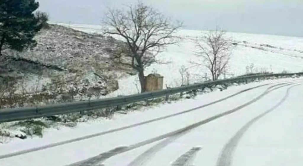 strada innevata