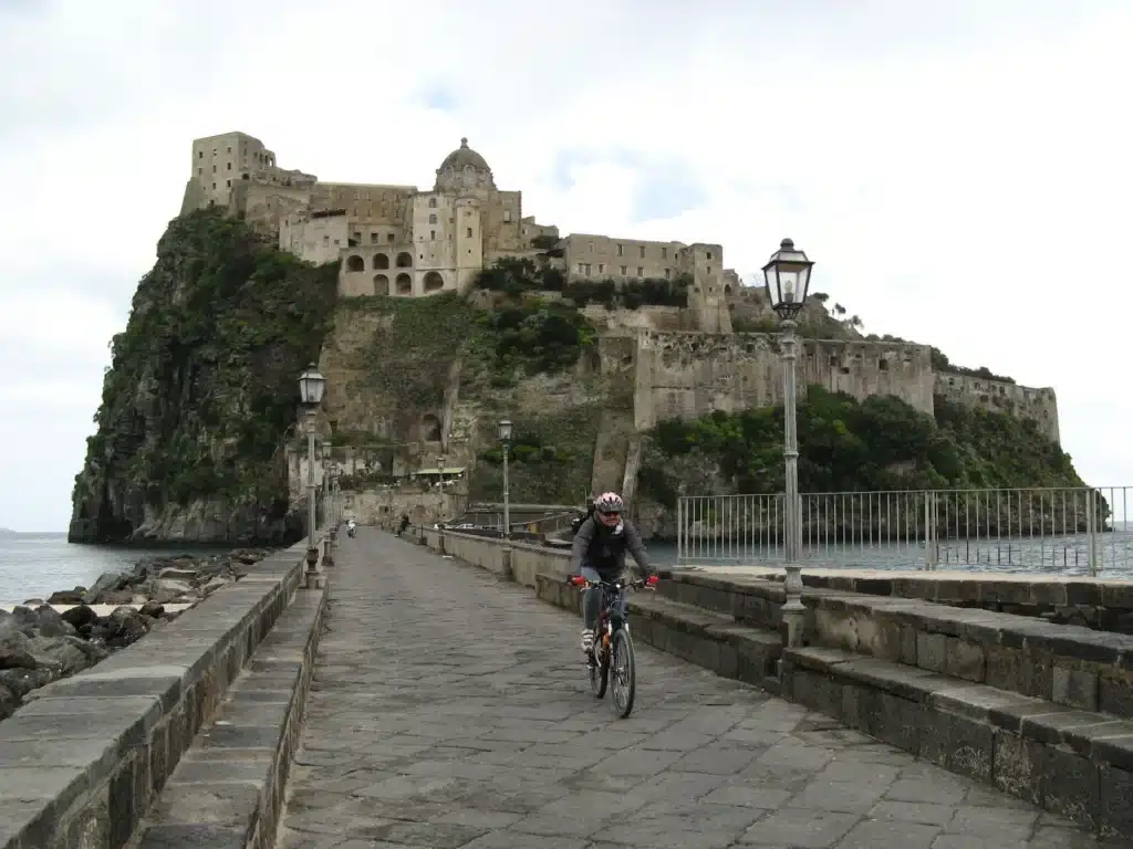 scoperto un giro di e-bike rubate ad Ischia