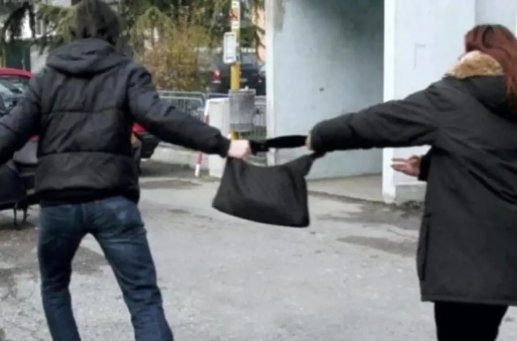 anziana derubata della pensione a Napoli