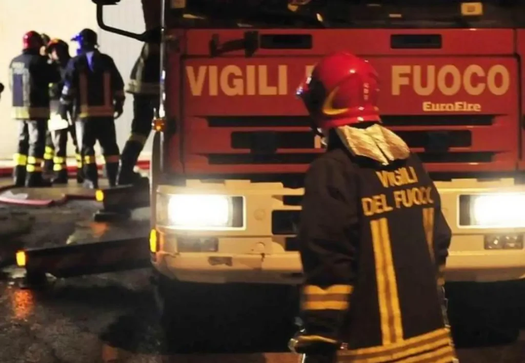 Vigili del fuoco di notte