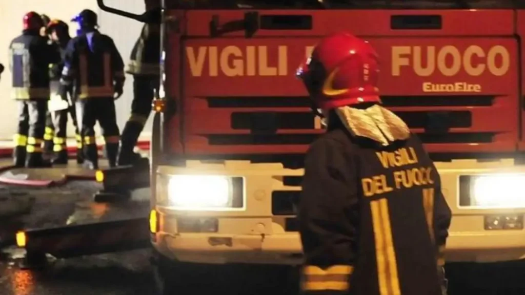 Vigili del fuoco di notte