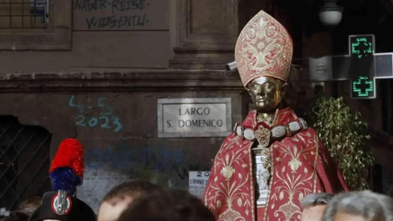 Furto della mitria di San Gennaro al Duomo di Napoli: condannato a un anno e sei mesi il ladro con pena sospesa