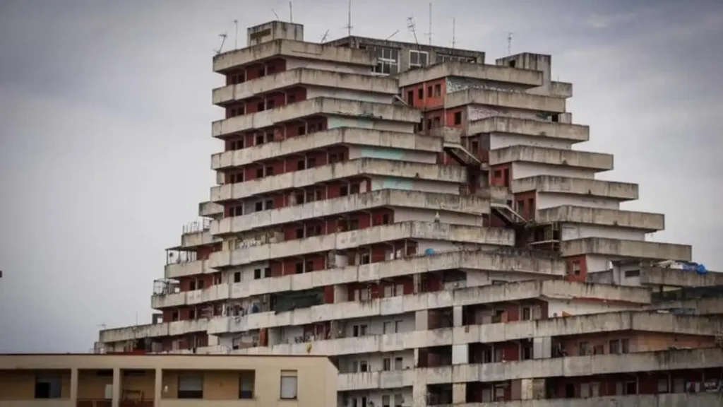 abbattimento Vela Rossa Scampia