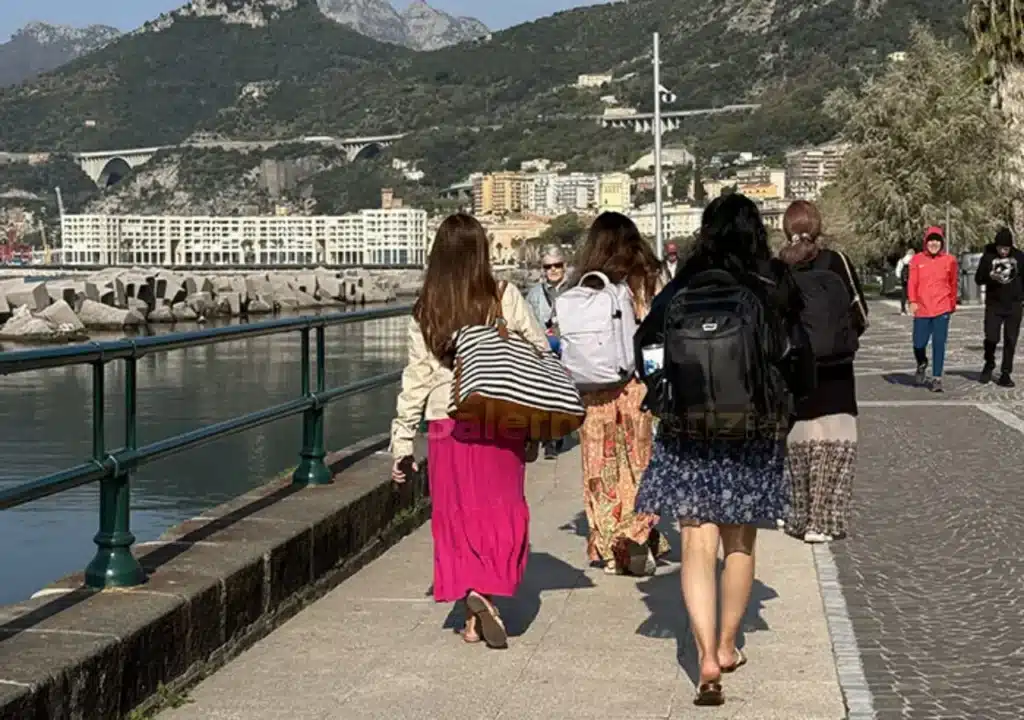 Persone sul lungomare a Salerno