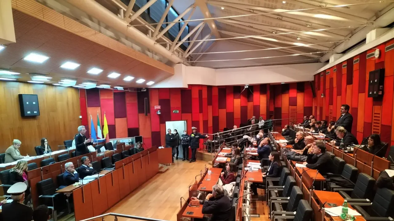 Consiglio comunale di Napoli, ok a fondi per il Giro d’Italia e nuovi interventi sulle fogne: cambia il volto di via Benevento