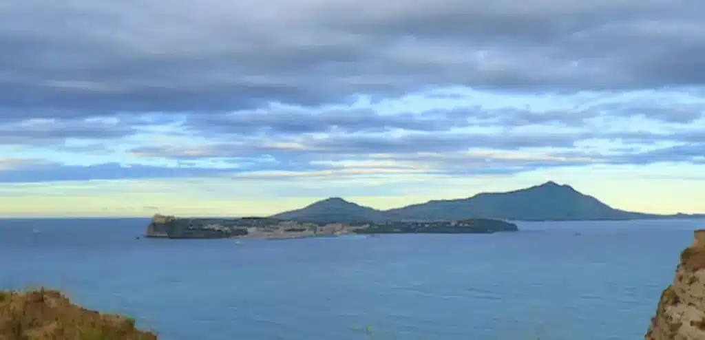 rifiuti isole Golfo di Napoli