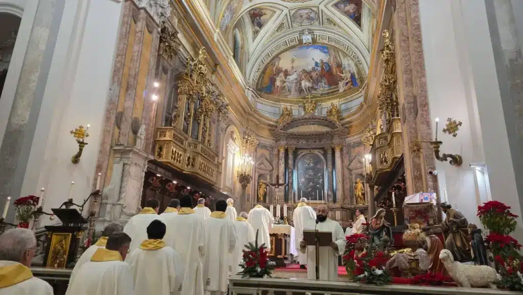 Celebrazione liturgica all’interno della Cattedrale di Aversa con sacerdoti riuniti attorno all’altare maggiore durante una Messa solenne.