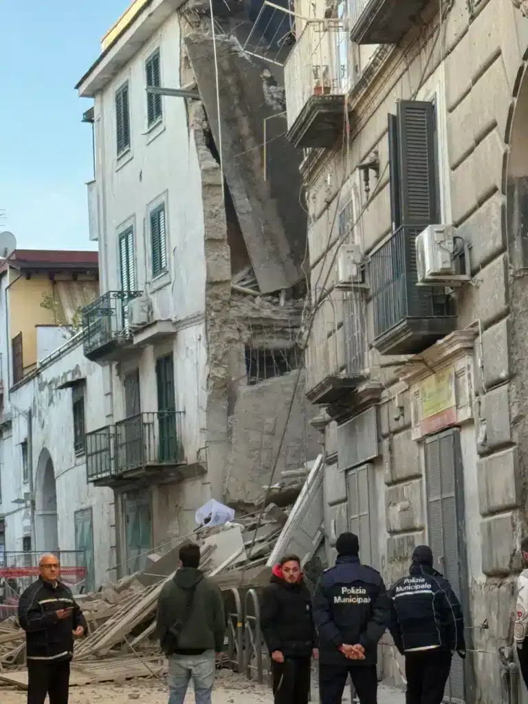 Un'immagine del crollo di Casoria
