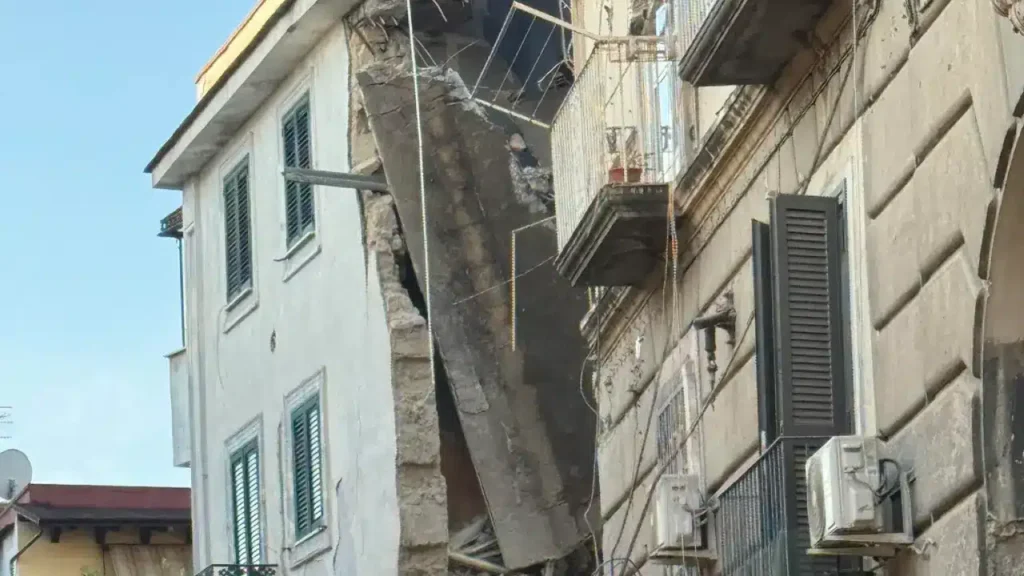 Un'immagine del crollo di Casoria
