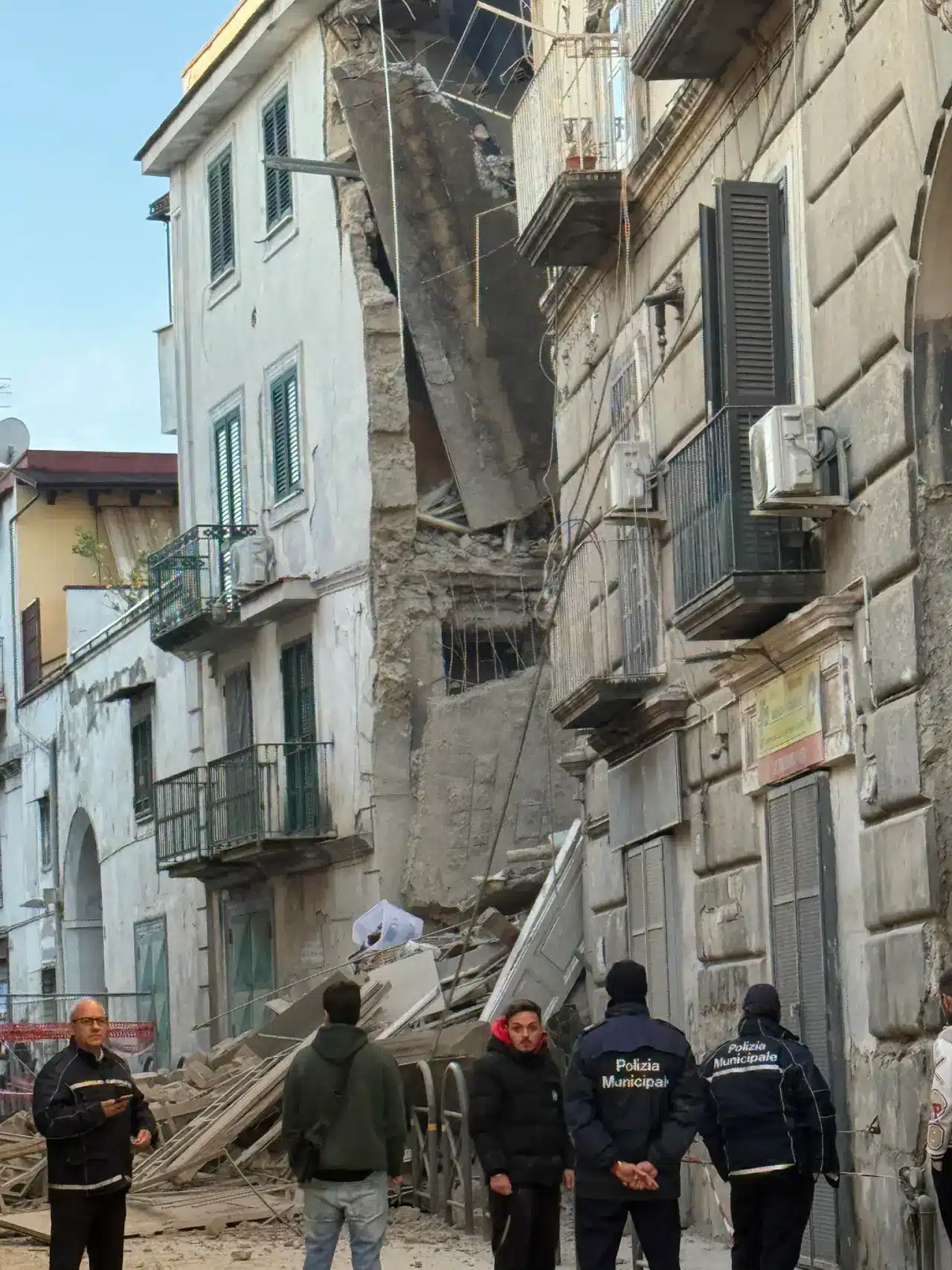 polizia municipale davanti al crollo di un palazzo