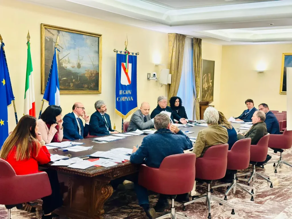 Riunione della Giunta regionale della Campania presieduta da Roberto Fico a Palazzo Santa Lucia, con assessori seduti attorno al tavolo istituzionale.
