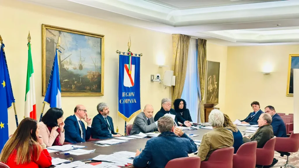 Riunione della Giunta regionale della Campania presieduta da Roberto Fico a Palazzo Santa Lucia, con assessori seduti attorno al tavolo istituzionale.