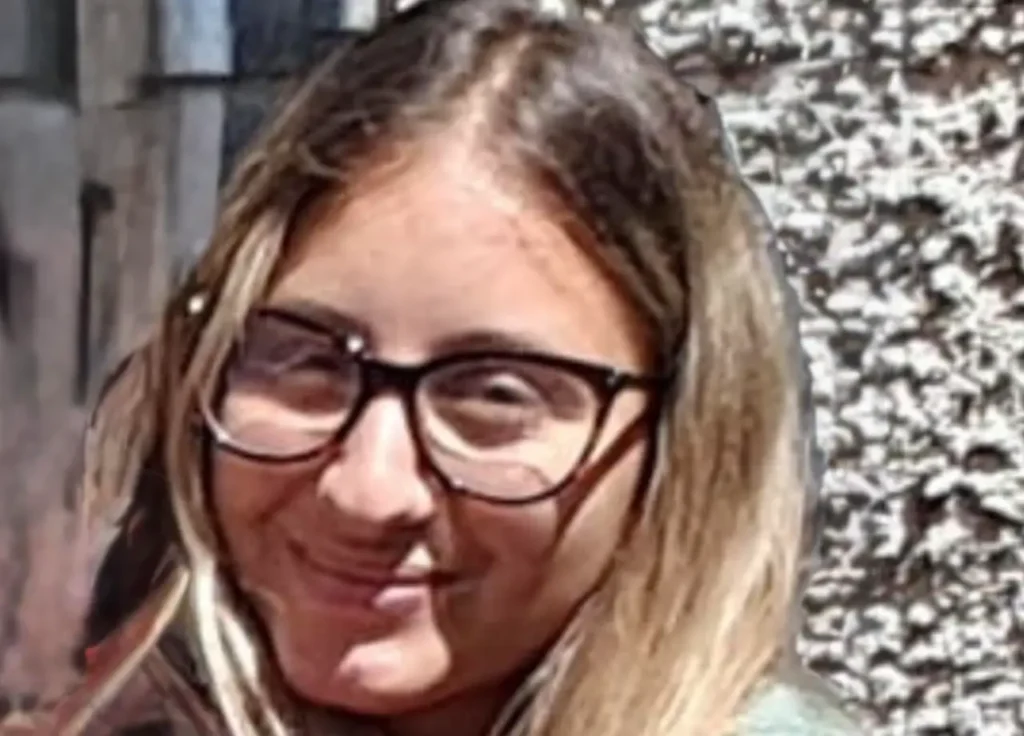 foto di una ragazza giovane con capelli lisci e biondi e con occhiali da vista con montatura scura