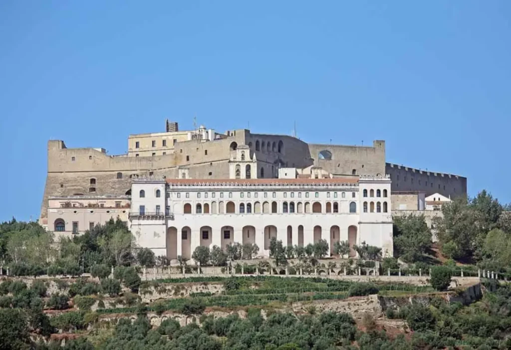 Panorama della Certosa di San Martino con Castel Sant’Elmo sullo sfondo, affacciati sulla collina del Vomero a Napoli.