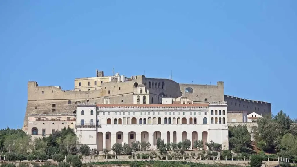 Panorama della Certosa di San Martino con Castel Sant’Elmo sullo sfondo, affacciati sulla collina del Vomero a Napoli.