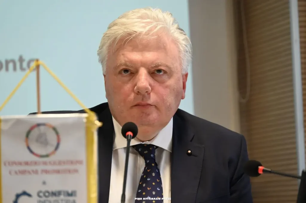 Luigi Carfora interviene durante un incontro istituzionale su sviluppo e investimenti in Campania.
