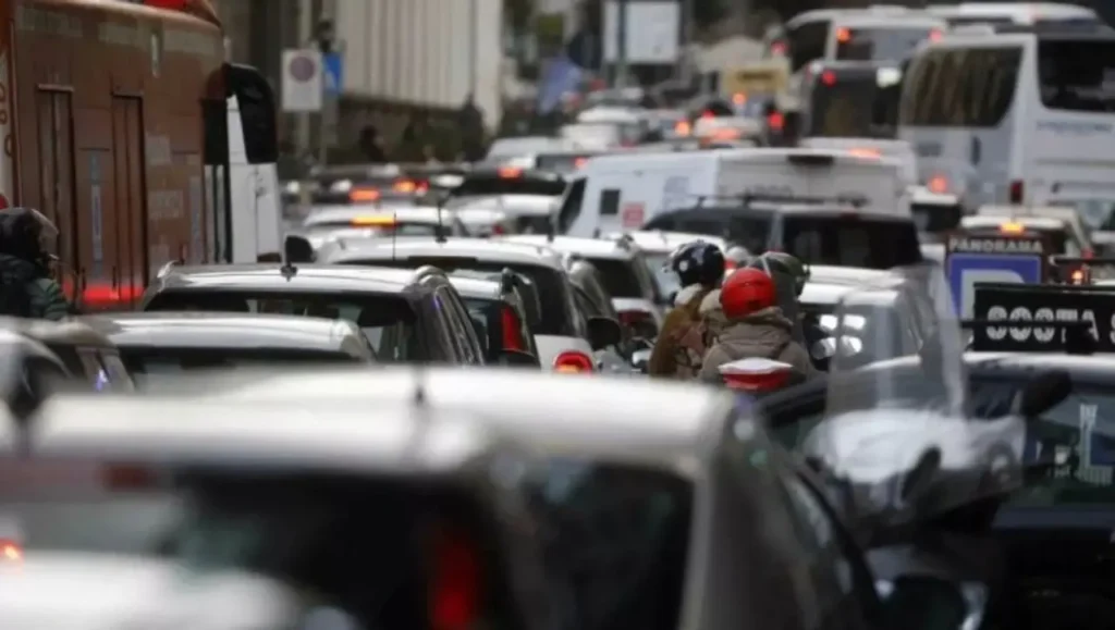 Traffico congestionato in via Acton a Napoli con lunghe code di auto dopo disagi alla viabilità
