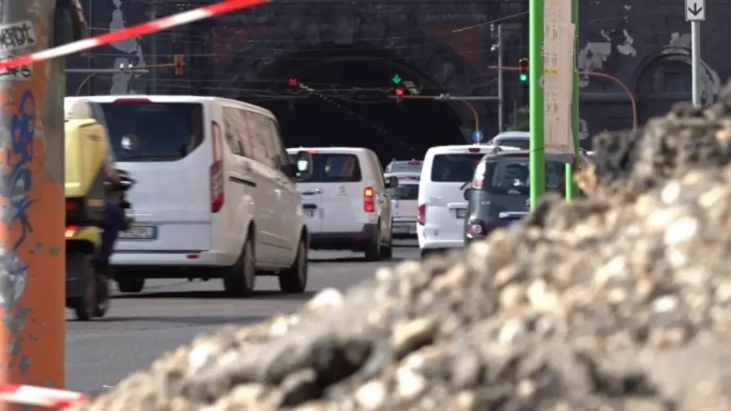 Traffico veicolare in via Acton a Napoli con restringimenti e materiali di cantiere dopo un cedimento stradale.