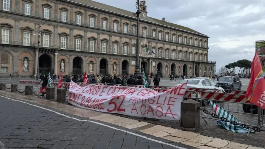 Sciopero in Piazza Plebiscito dei lavoratori Harmont & Blaine