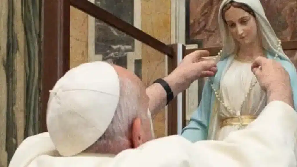 Papa Francesco con la Madonna della Medaglia Miracolosa