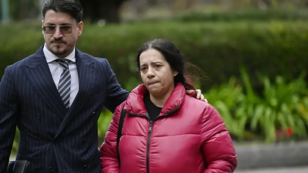 La mamma di Domenico con uno dei suoi legali.