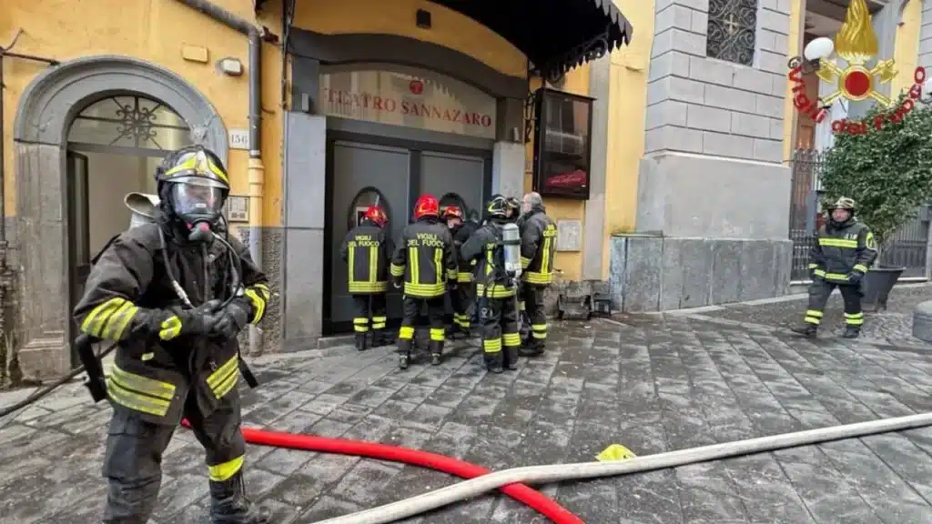 Vigili del Fuoco al lavoro al Teatro Sannazaro