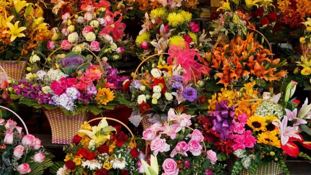 ranuncoli e rose campane