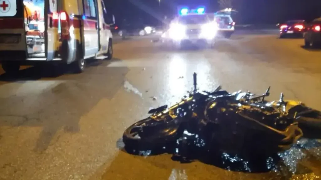 Moto sul selciato di notte
