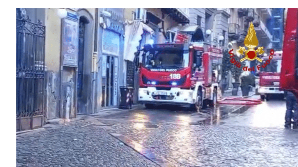 Incendio al Teatro Sannazaro - vigili del fuoco