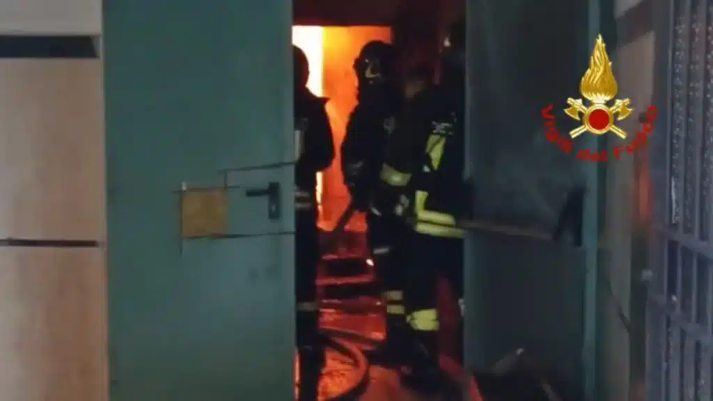 Incendio al Teatro Sannazaro - vigili del fuoco