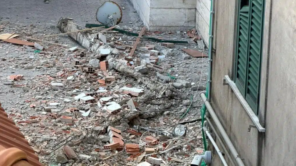 Crollo muro nell’edificio “Regina Margherita”